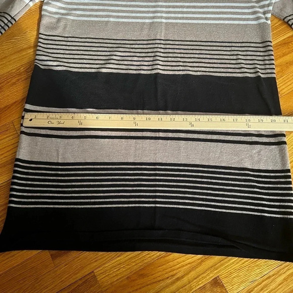 Neutral tone striped - Picture 2 of 4